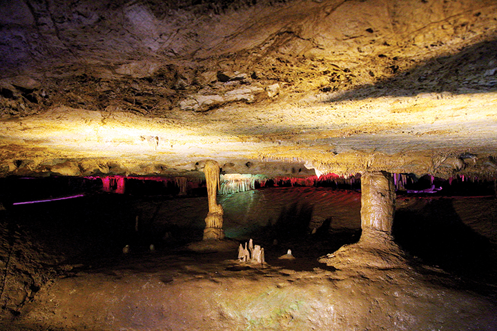 천곡천연동굴 내부, 석순, 종유석, 석주등이 있다