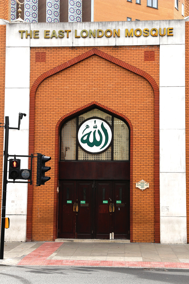 영국 런던의 이스트 모스크에서는 무슬림과 비무슬림을 위한 관광안내센터를 별도로 운영한다