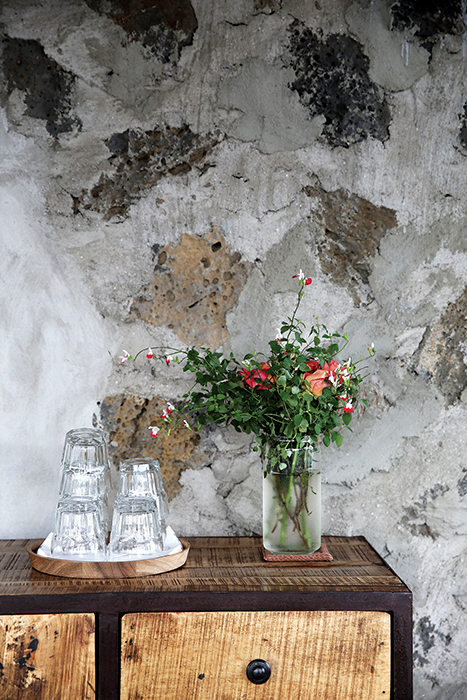 웅스키친 내부 벽면, 장식장 위에 놓여있는 물잔과 꽃병
