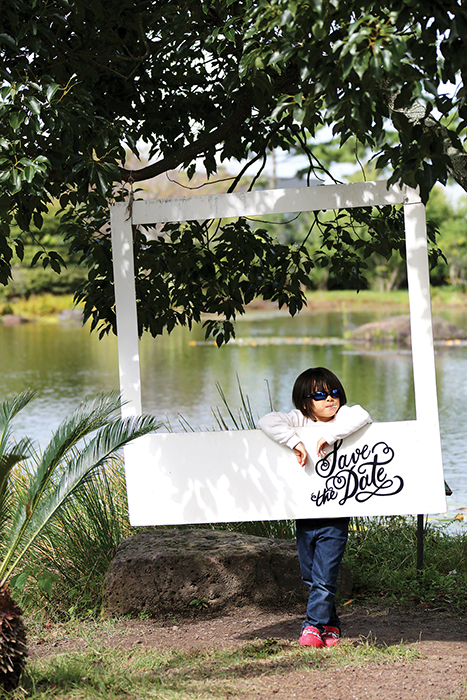 노리매 내부, 호수 앞 액자 모형에 기대어 서 있는 어린이