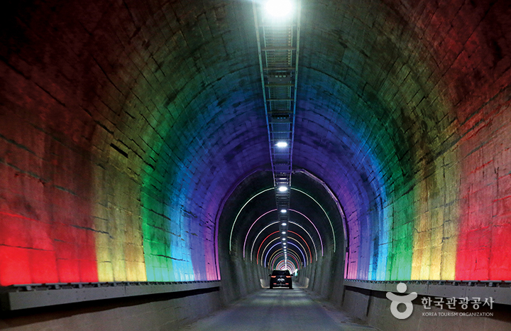 단양 시내에서 만천하스카이워크로 가는 길에 만나는 무지개색 터널