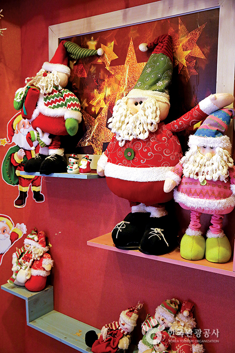 핀란드산타관에 진열되어 있는 여러 개의 산타인형