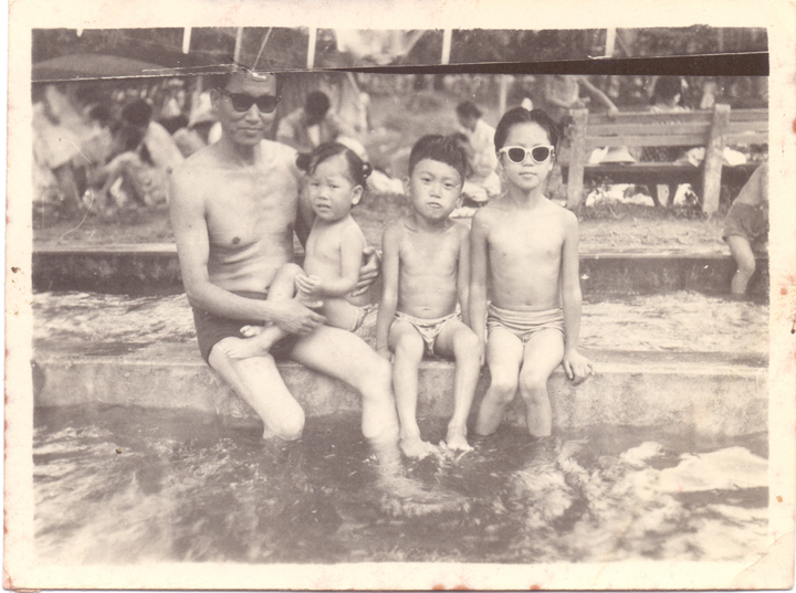 1970, 서울 뚝섬유원지(물에 발 담그고 사진찍는 아빠와 딸,아들 둘)