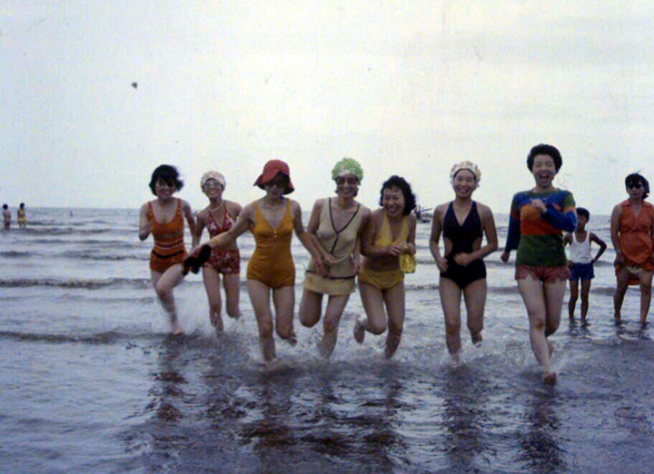 1976, 태안 몽산포해수욕장(수영복을 입은 7명의 여인들이 바닷가에서 웃고 있다)