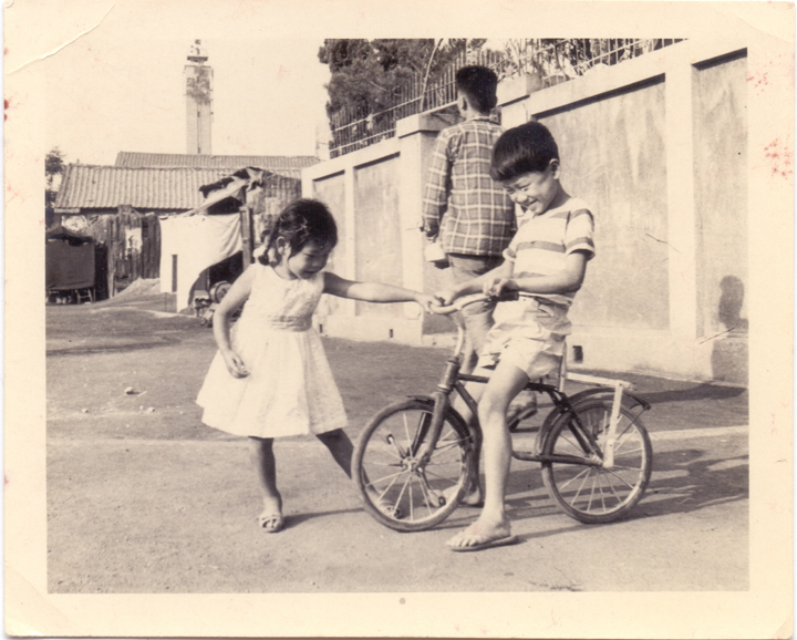 1972년 서울 중구 을지로5가의 어느 골목(골목에서 오빠가 탄 자전거를 잡아당기는 여동생)