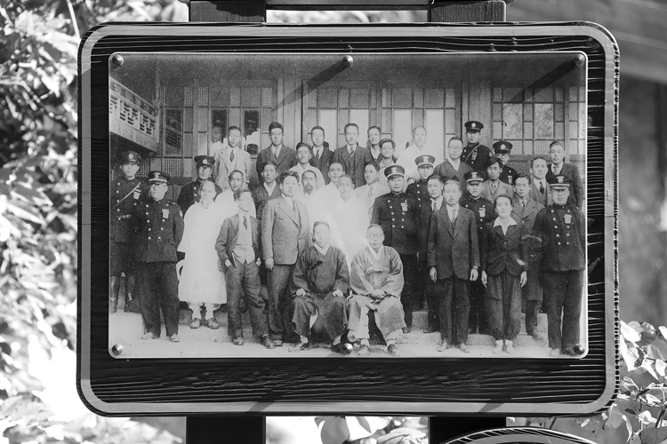 1947년 백범 김구 선생이 대명헌에 머무르며 남긴 사진
