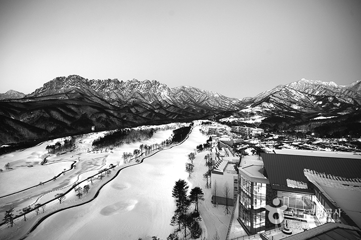 눈 쌓인 설악산 풍경 흑백사진