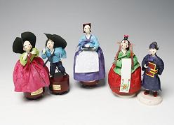 오르골이 있는 한지인형