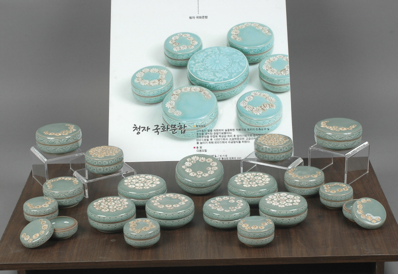 청자 국화문합