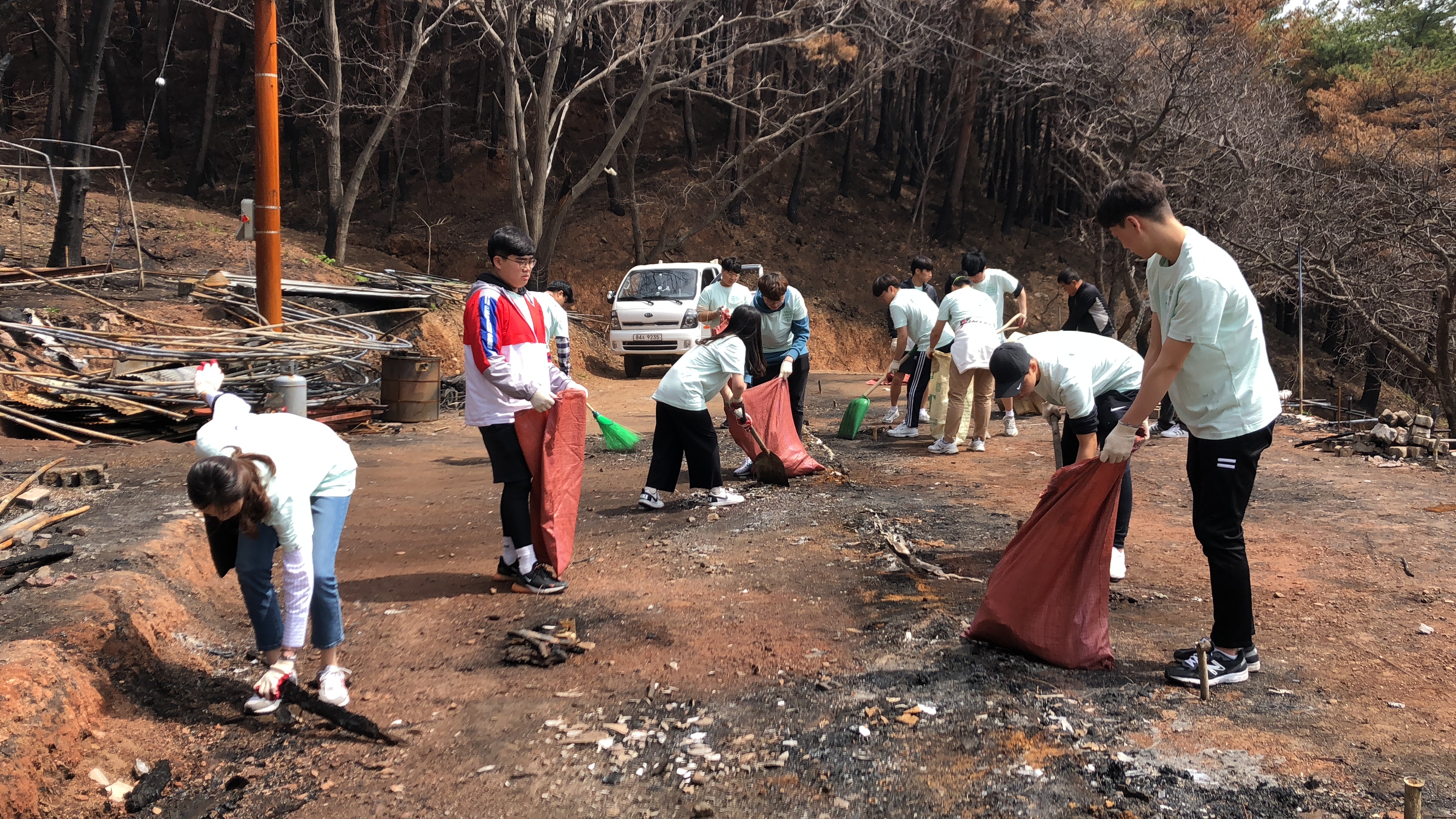 산불피해지역을 청소하는 자원봉사자들2