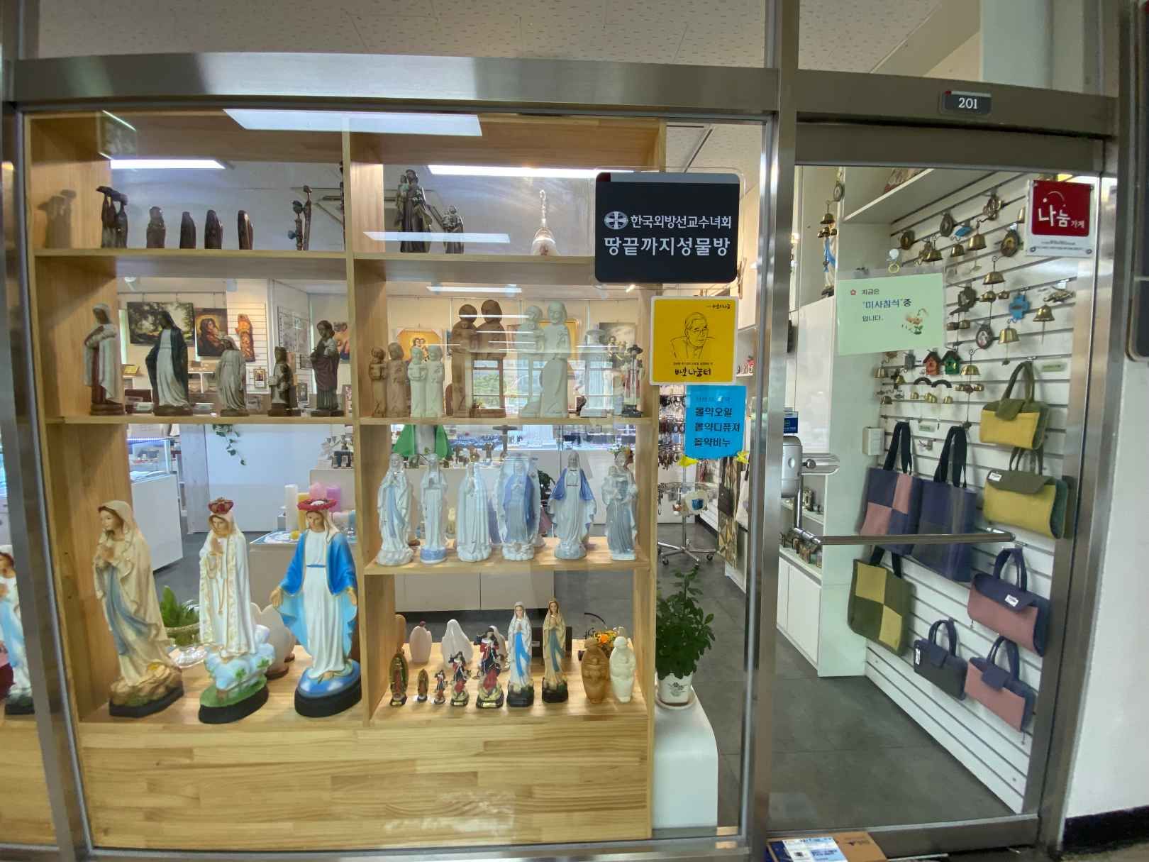 カトリック会館店2階のギフトショップ