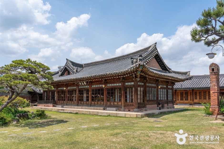 학인당 - 전북특별자치도 전주시 완산구 향교길 45 (교동) 관광 명소