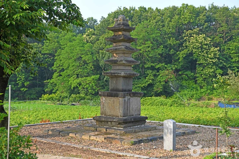 Three-story Stone Pagoda of Sechdeo-ri, Buyeo