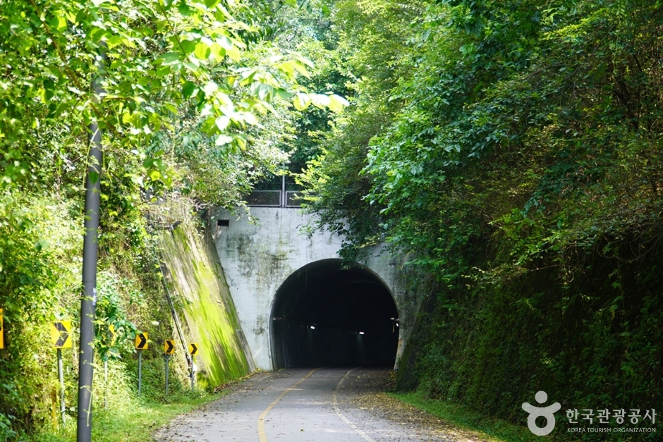 色峴隧道