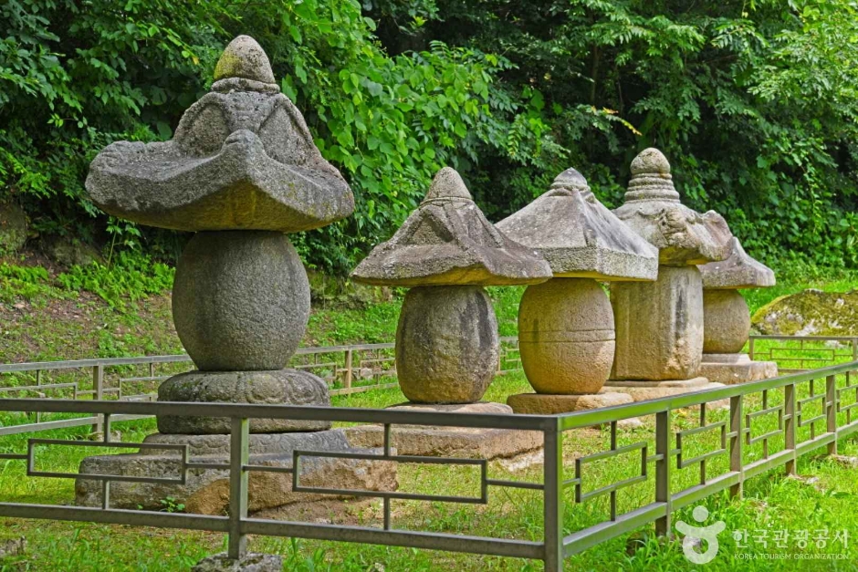 槐山白云寺僧塔群