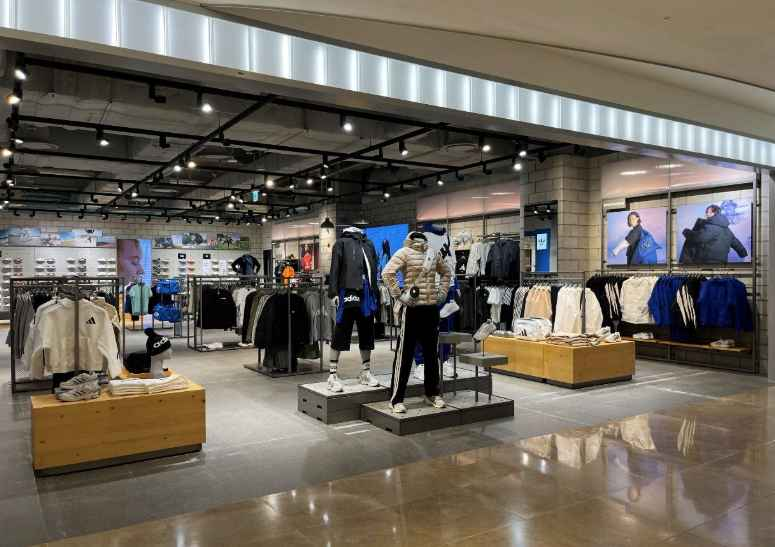 [事後免税店] adidas（アディダス）・ロッテ百貨店クァンボク（光復）店(아디다스 롯데백화점 광복점)