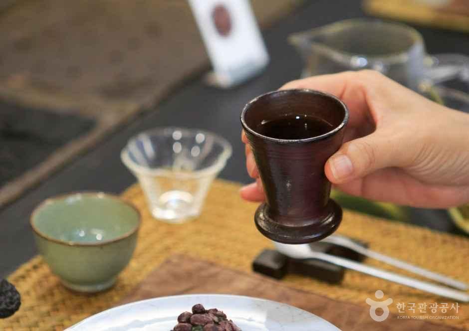 Teacups Changing with Each Type of Tea