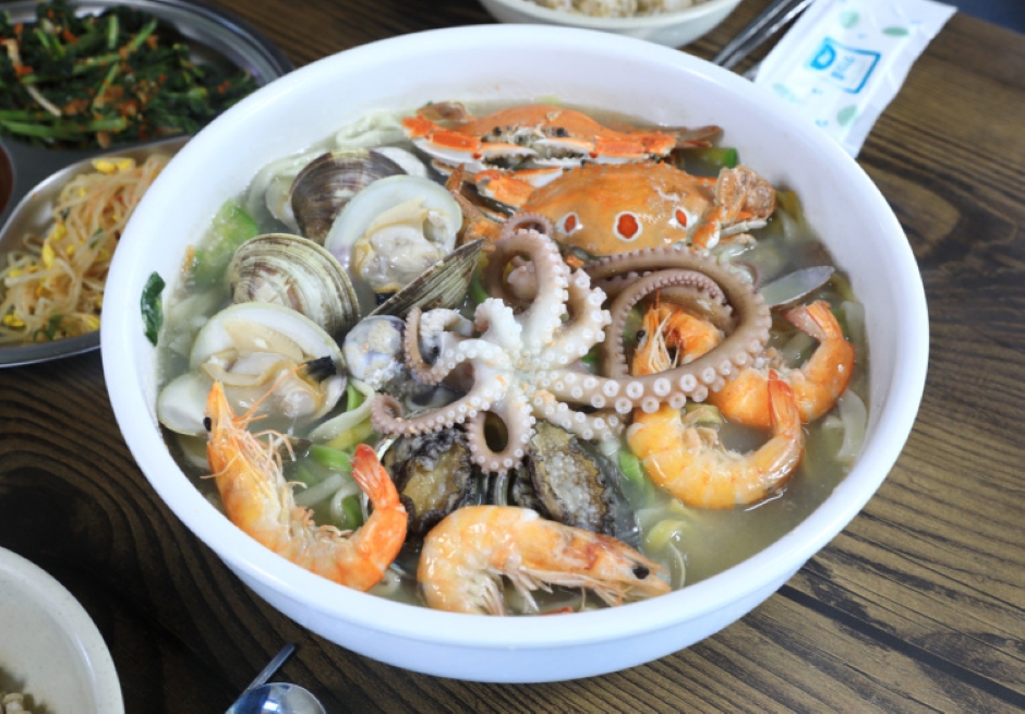 昔ながらの麦飯三色刀削麺