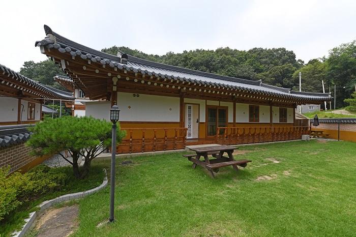 Yerang, One Day in Hanok_Myeongonjeon Hall