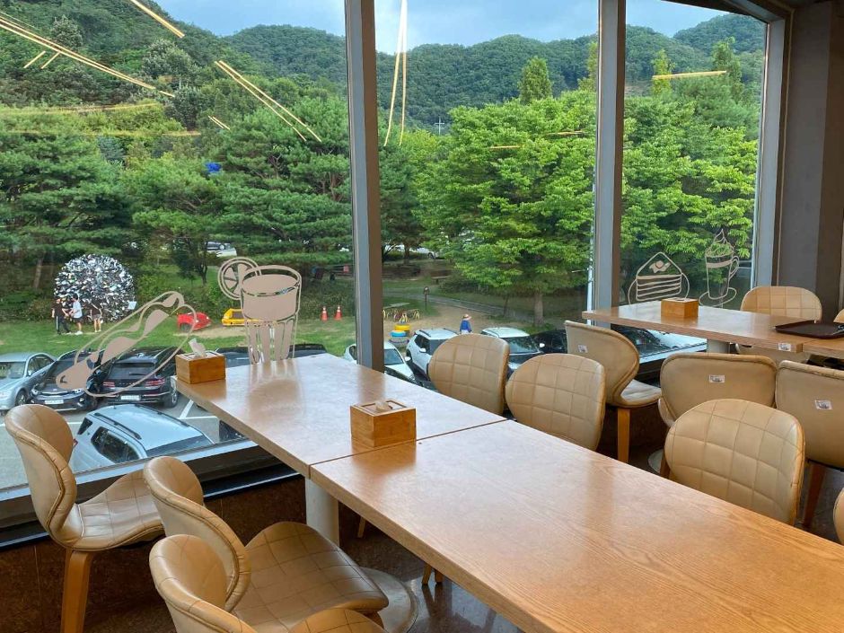 光明洞窟美食广场