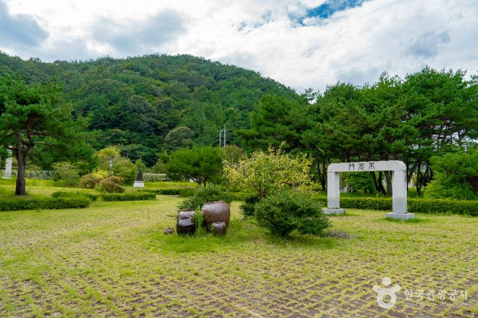 珠岩湖彫刻公園