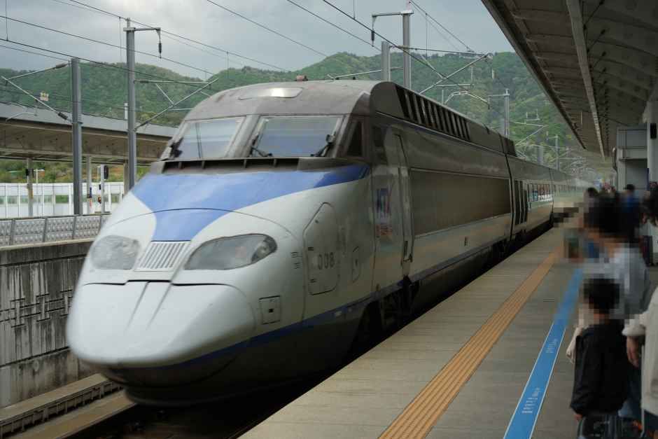 4番線入線の釜山発幸信・ソウル行きKTX40号と釜山発水西行きSRT330号