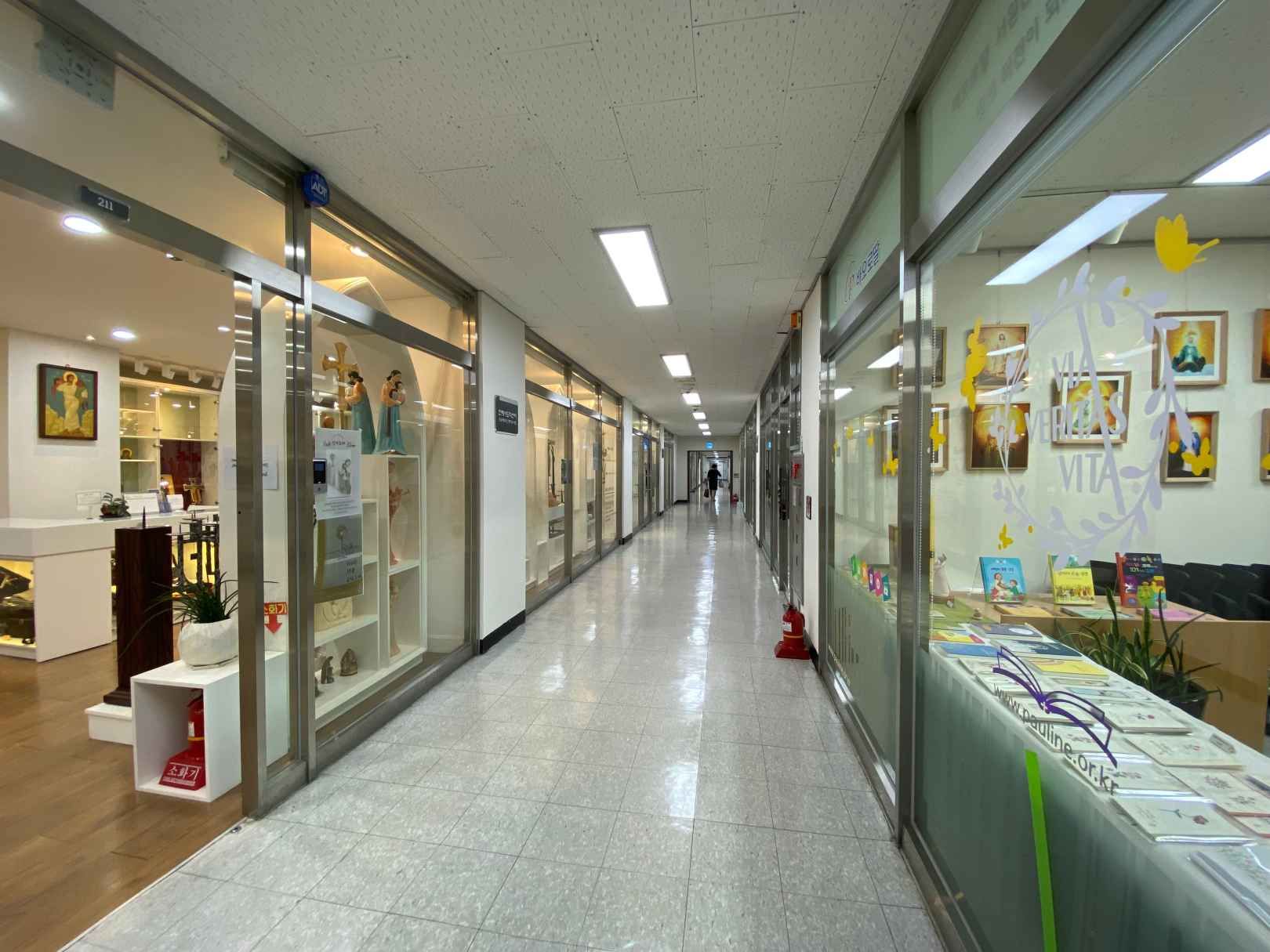 カトリック会館店2階のギフトショップ