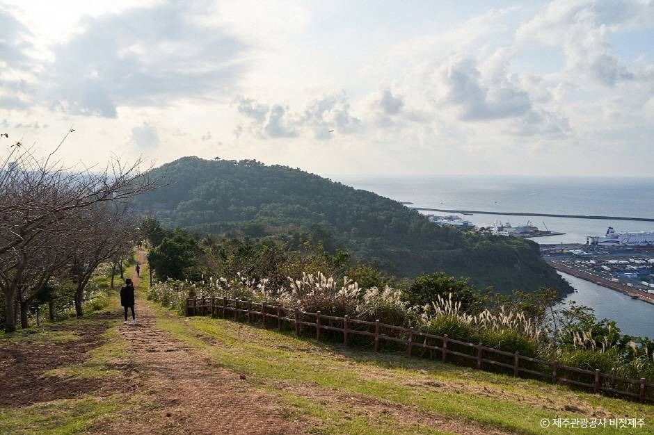 Byeoldobong Peak (Beri Oreum)