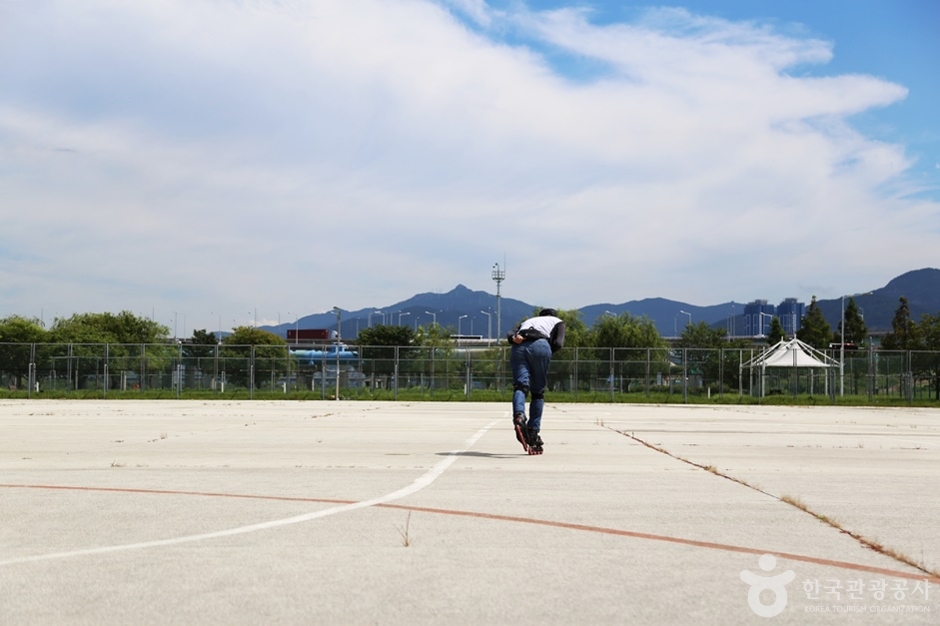 三洛江滨体育公园轮滑场