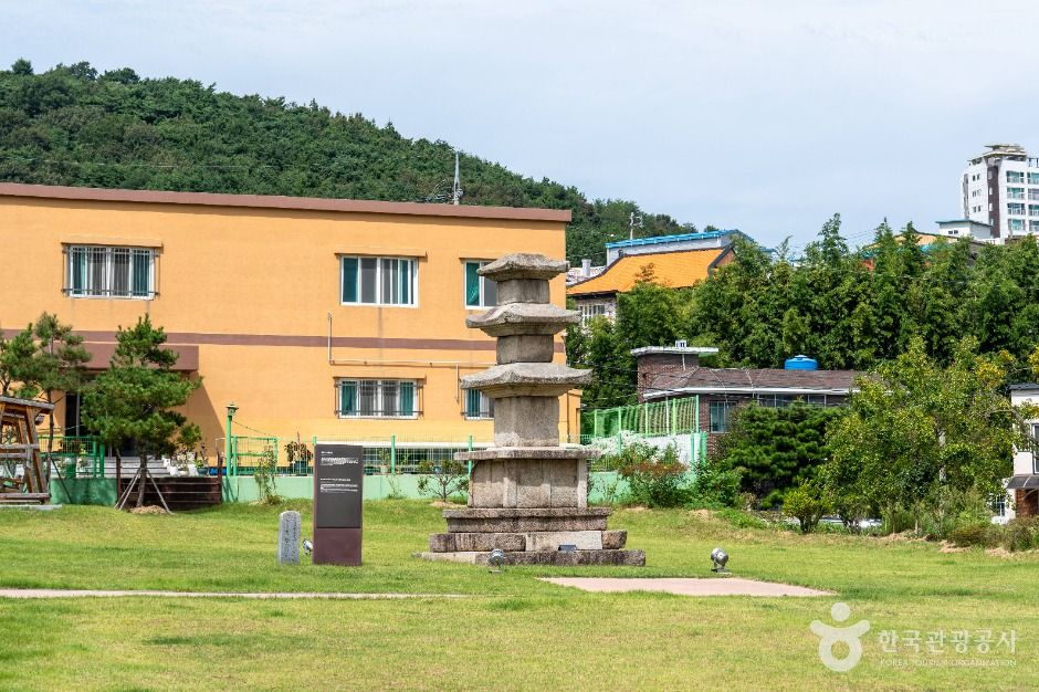 瑞山 东门洞 五层石塔及幢竿支柱