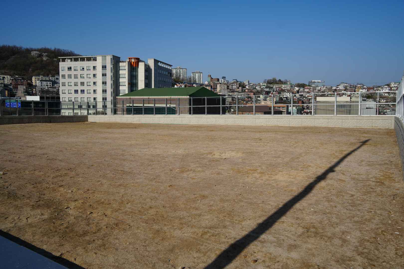 この広場の下に線路あり