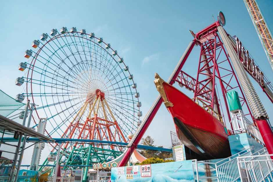Ferris Wheel & Viking Ship at Sapgyoho Amusement Park