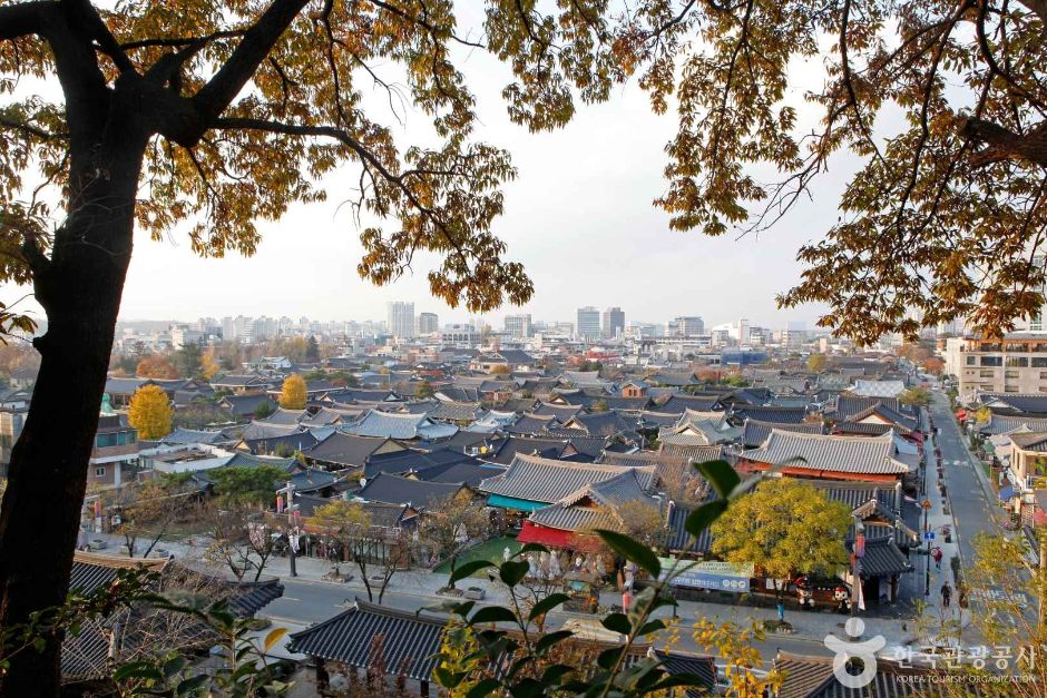 A panoramic view of Jeonju Hanok Village from the Omokdae Historic Site