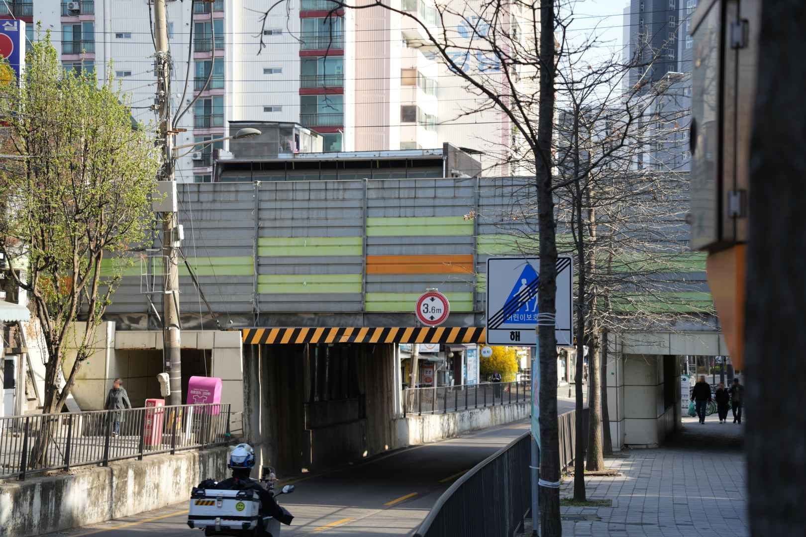 町の中央を南北に貫く北阿峴キルと交差する辺りが旧・阿峴里駅跡