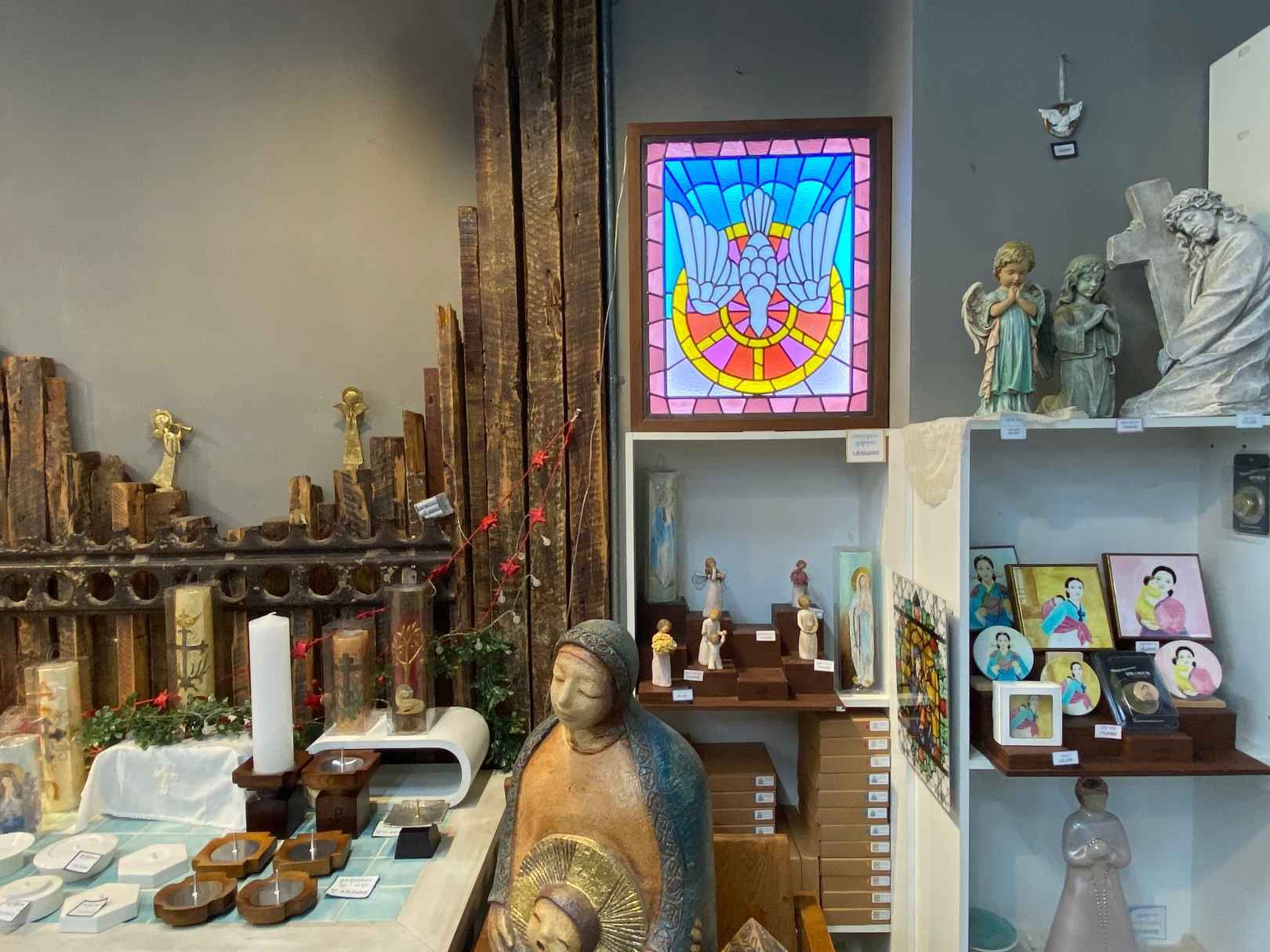チュナルゲミッ入口と店内、天使のアクリルキーリング
