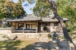 Old House of Chang Ucchin (장욱진고택)