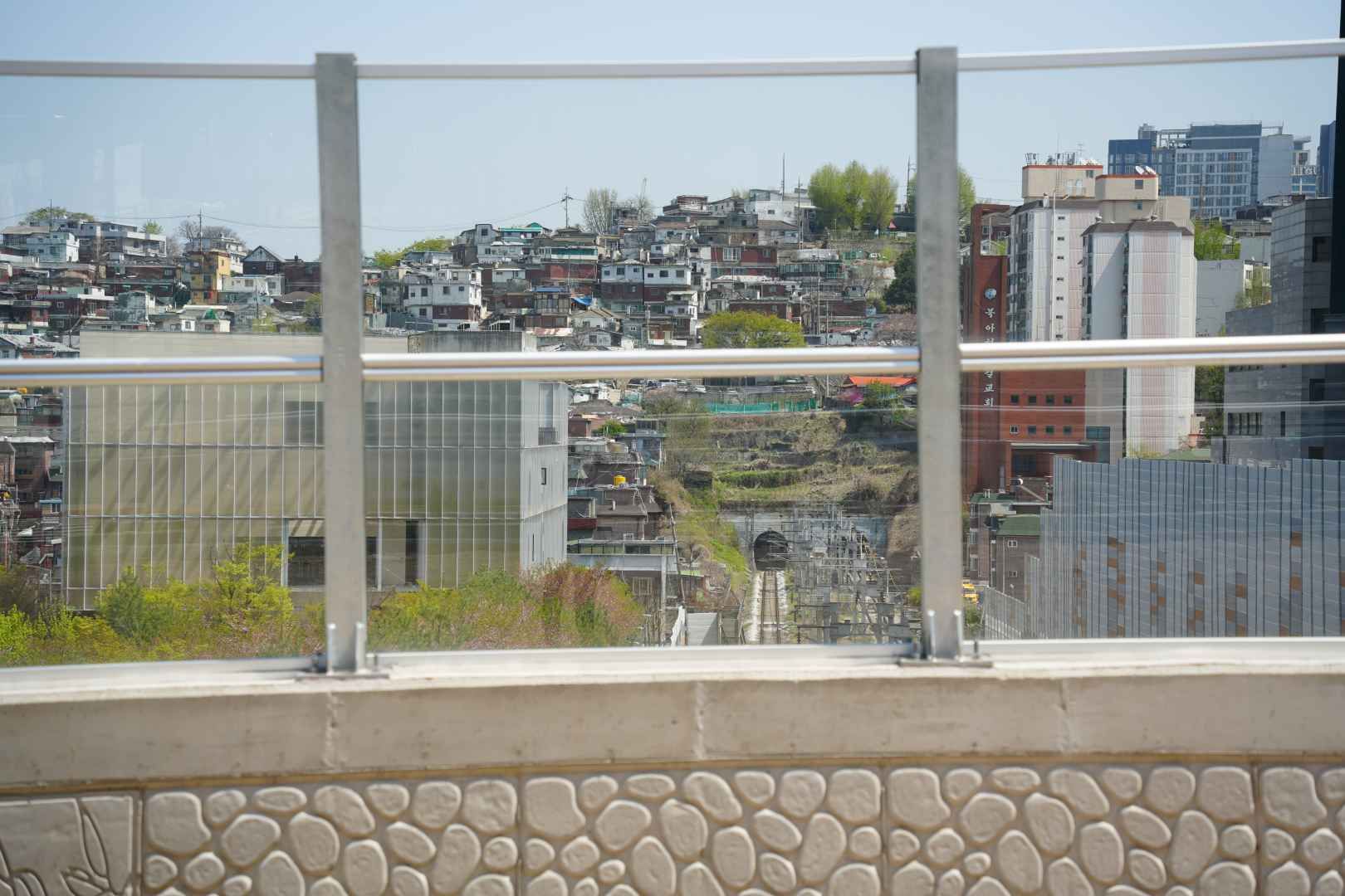 跨線橋にあるガラス製フェンス