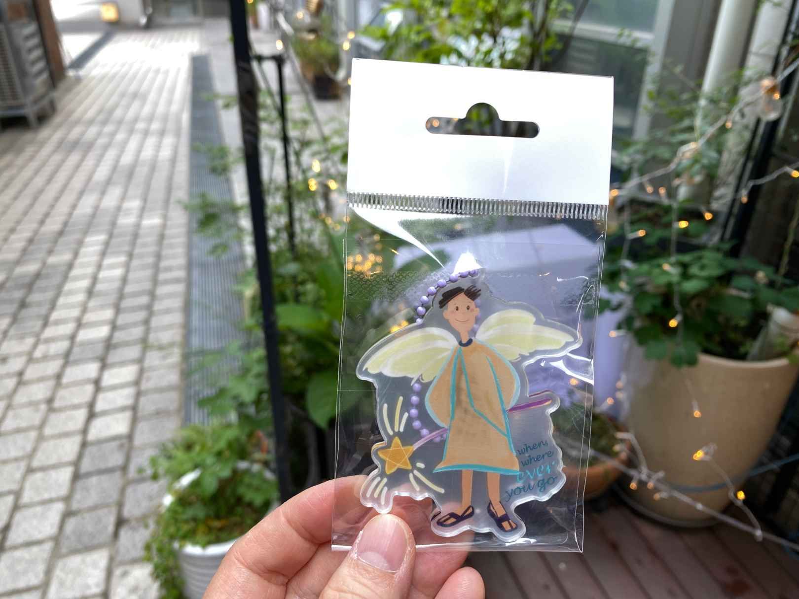 チュナルゲミッ入口と店内、天使のアクリルキーリング