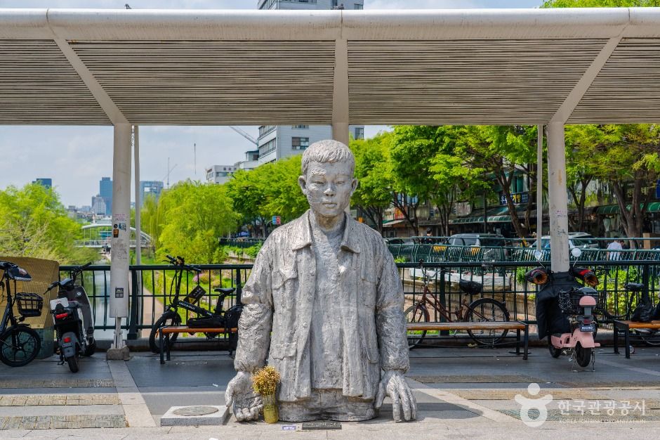 Jeon Tae-il Statue
