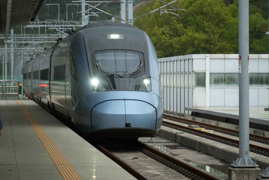 6番線入線の釜田発江陵行きKTX-イウム753号と釜田発東海行きITX-マウム1805号