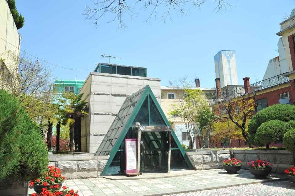 백산기념관 - 부산광역시 중구 백산길 11 관광 명소