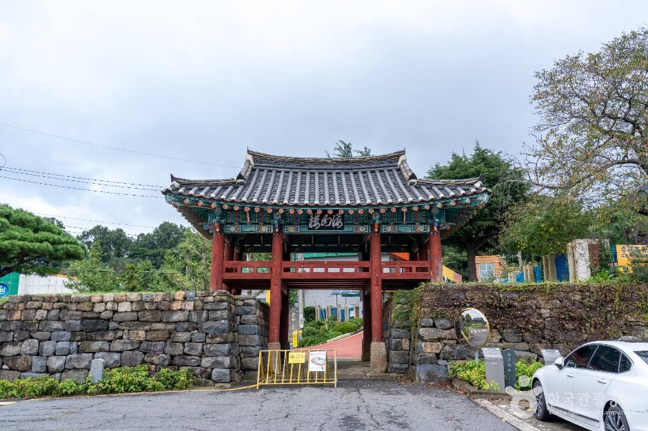 Boryeong Fortress Walls and Boryeong Government Office