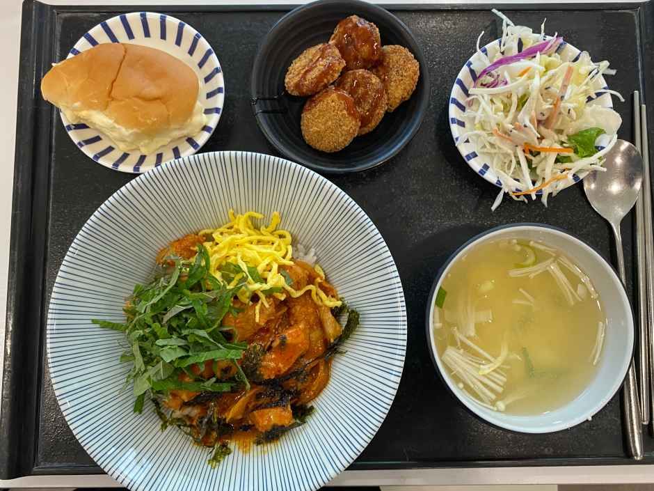 食券販売機と日替わりランチ