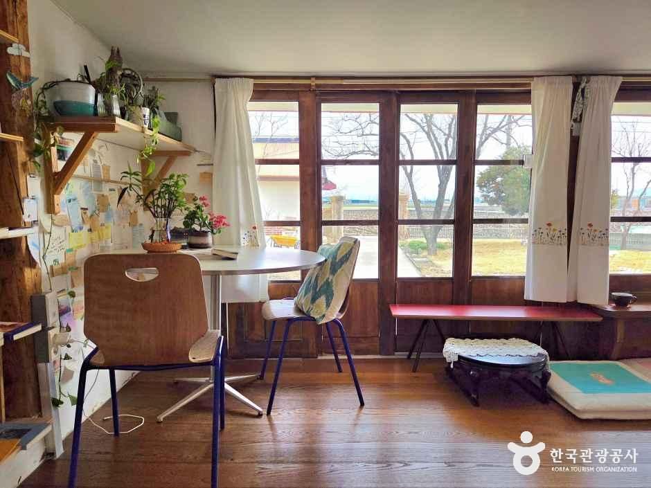 전북_김제_오느른 책밭_내부_6.jpg