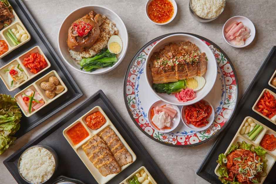 Jack Ajeossi 猪蹄包肉 钟路本店