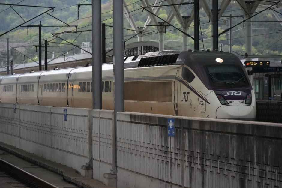 通過線は残念ながらこのように壁で仕切られ列車の足元が隠れてしまいます
