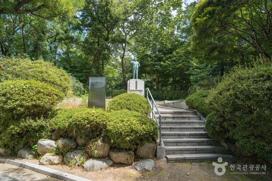 남강이승훈선생동상 사진 1
