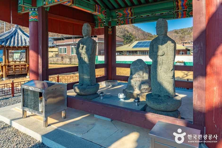 함안 대산리 석조삼존상