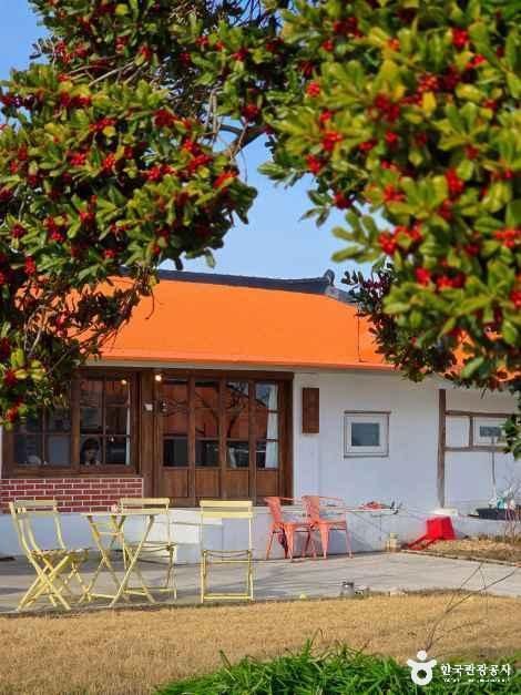 전북_김제_오느른 책밭_외부_1.jpg