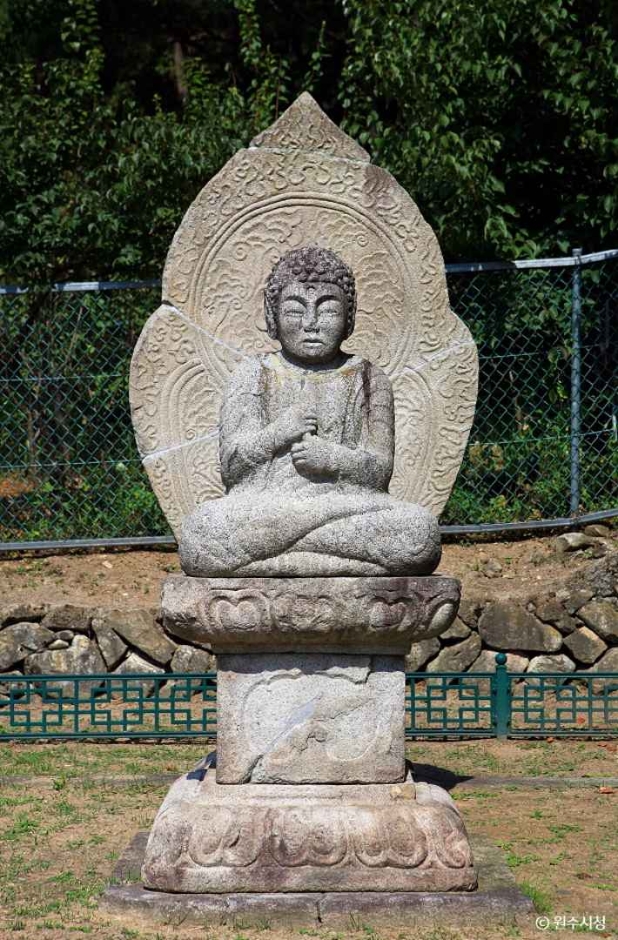 龍雲寺址石造毘盧遮那仏坐像